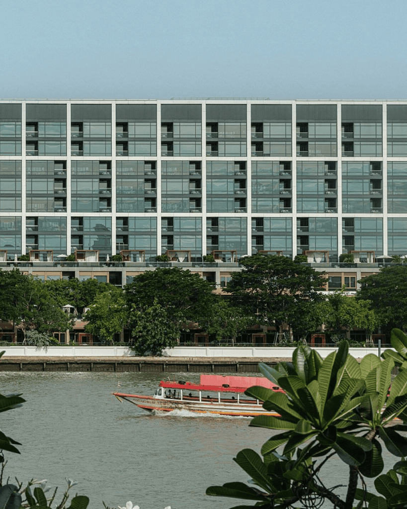 Capella Bangkok às margens do rio Chao Phraya